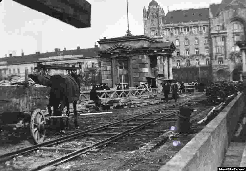 Работы на мосту Сеченьи. 1914 год. На заднем плане&nbsp;&ndash;​&nbsp;Дворец Грешем, построенный в стиле модерн, где сегодня находится один из самых роскошных отелей Будапешта