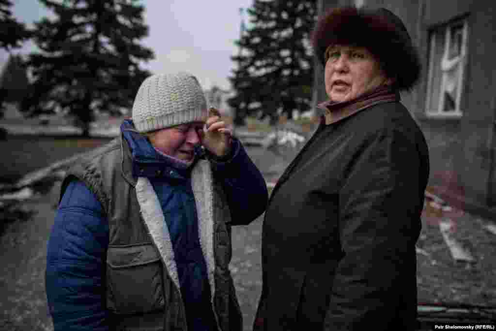 Местные жительницы рядом с разрушенным горсоветом. Дебальцево, Донецкая область Украины. 3 февраля 2015&nbsp;