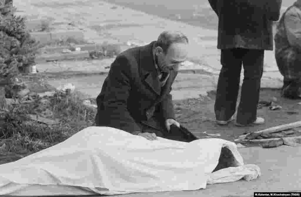 Мужчина оплакивает погибшего в землетрясении. Гюмри, 9 декабря 1988 года
