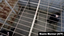 Осужденные на пожизненное лишение свободы на прогулке в "Вологодском пятаке" – колонии на острове Огненный в Вологодской области