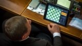 Депутат Сергей Шахов играет в шахматы во время сессии парламента, 21 декабря 2016