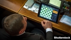 Депутат Сергей Шахов играет в шахматы во время сессии парламента, 21 декабря 2016