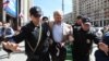 Главу московского отделения "Яблока" задержали у Госдумы за одиночный пикет во время ЧМ