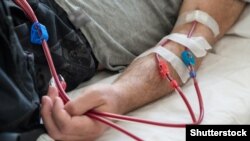 Пациент во время переливания крови (иллюстративное фото)