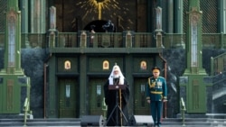 Патриарх Кирилл и Сергей Шойгу на церемонии освящения храма в Кубинке