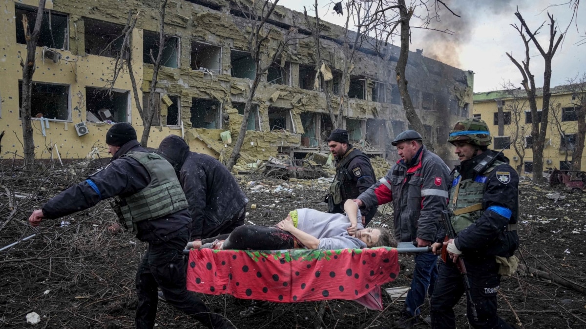 Одна из беременных женщин, пострадавших в Мариуполе от авиаудара по  роддому, умерла вместе с нерожденным ребенком