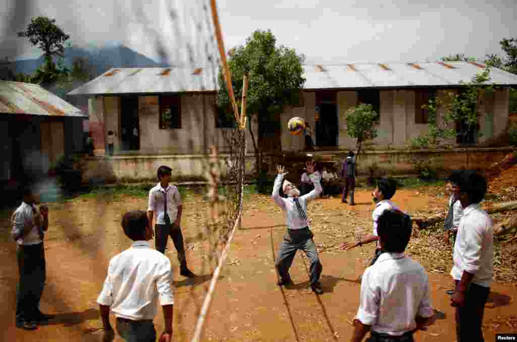 Несмотря на свой возраст, Дурга с радостью участвует в различных школьных играх и мероприятиях наравне с одноклассниками