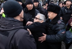 Задержания участников антиправительственной акции в поддержку инициаторов создания оппозиционной Демократической партии. Алматы, 22 февраля 2020 года