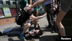 Нападение на ЛГБТ-активистов в центре Москвы, 30 мая 2015