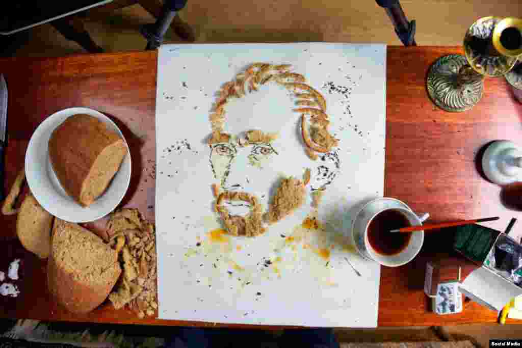 Художник из Днепропетровска Павел Бондар делает из еды портреты знаменитых людей. Этот портрет Винсента Ван Гога создан из хлеба и украшен чайными разводами