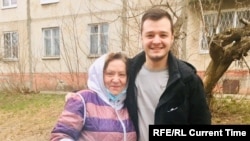 Никита Чирцов с бабушкой после освобождения в Березниках, Пермский край. Фото: личный архив