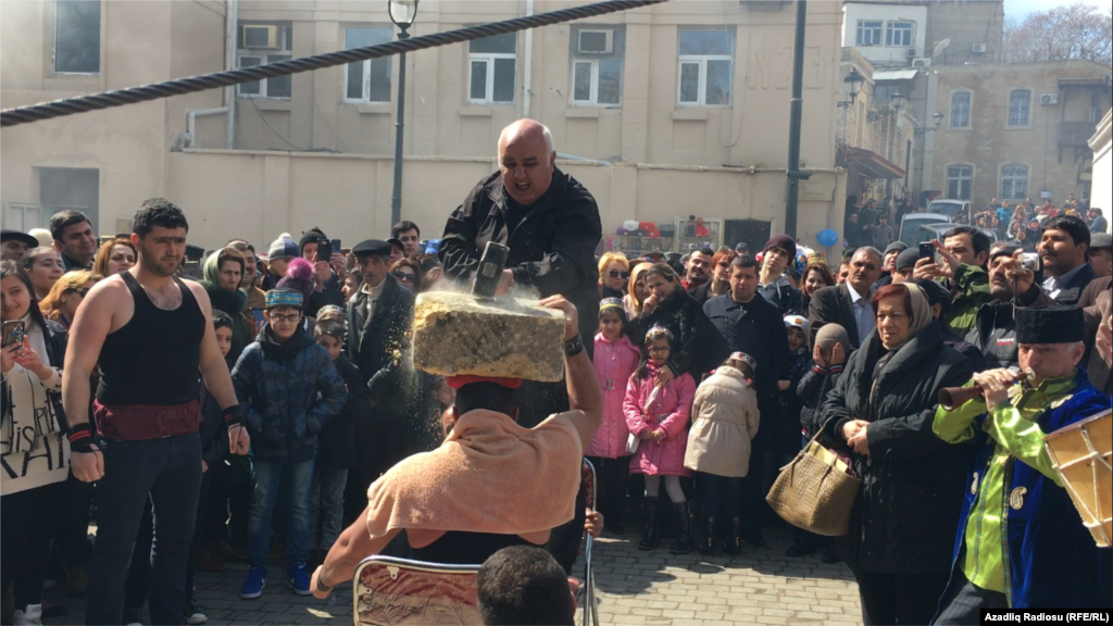 В Азербайджане на массовых гуляниях горожан развлекали уникальными способами