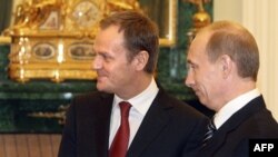Дональд Туск и Владимир Путин на встрече в Москве в феврале 2008 года