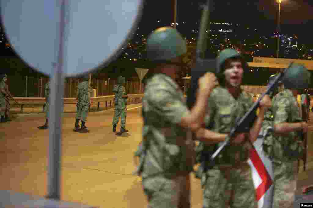Военнослужащие блокируют движение на мосту через Босфор в Стамбуле
