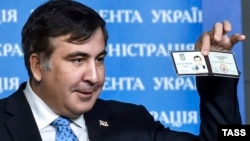 Михаил Саакашвили демонстрирует журналистам удостоверение советника президента Украины, февраль 2015 г. 