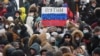 "Движуха ради движухи". Зачем штаб Навального меняет тактику протестов, а власть проводит флешмобы в поддержку Путина
