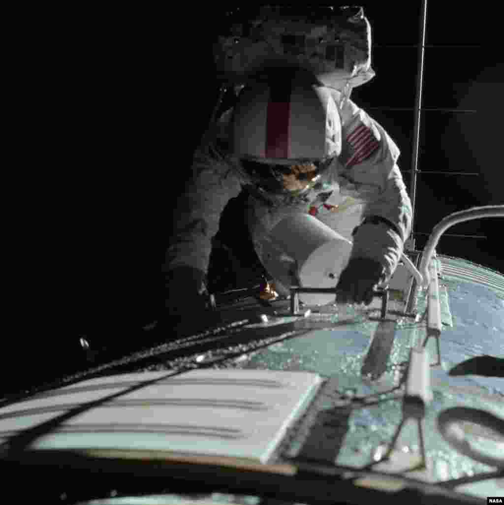 На фото &ndash; астронавт Роланд Эванс извлекает пленку в открытом космосе