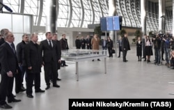 Путин во время посещения нового аэровокзала международного аэропорта Симферополь, март 2018 года