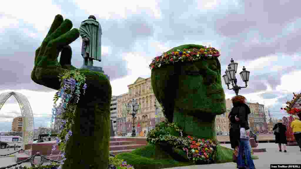 Незадолго до начала фестиваля на Пушкинской площади поставили арт-объект &quot;Юность весны&quot;. 21 апреля 2016 года
