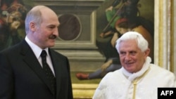 Папа Бенедикт XVI во время встречи с Александром Лукашенко в 2009 году