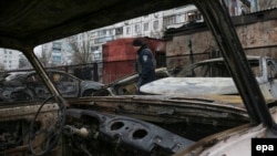Сгоревшие в результате обстрела "Градами" автомобили в Мариуполе