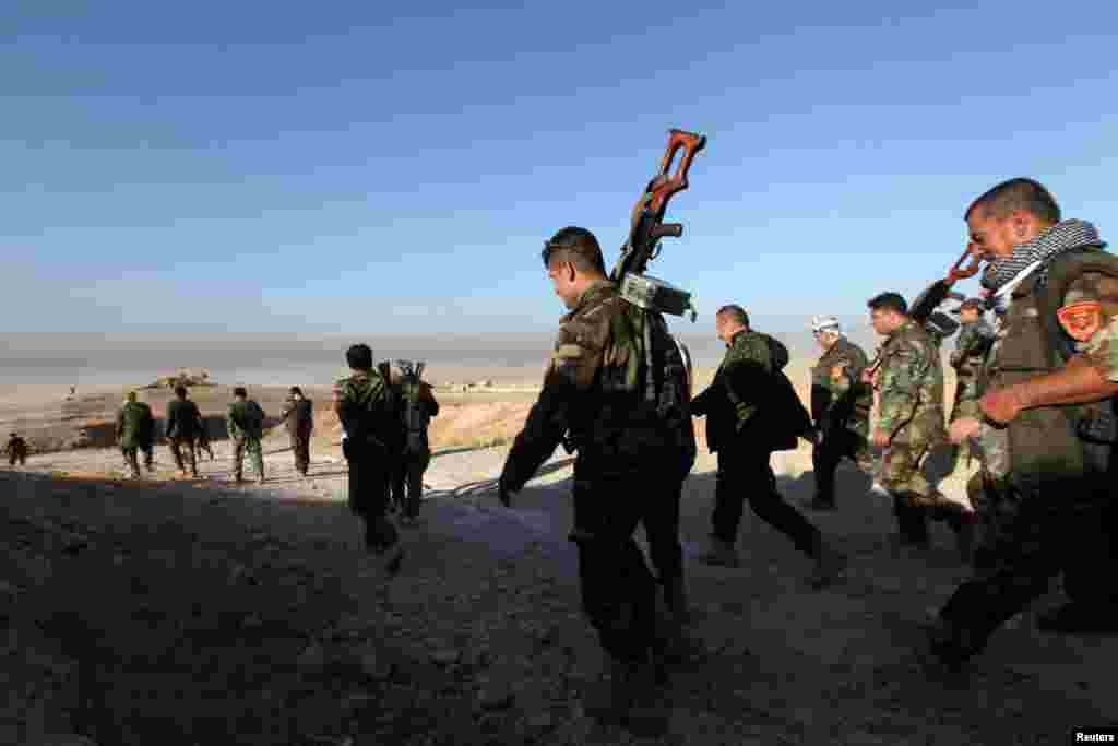 Около 60 000 военных учасчтвуют в наземной операции На фото &ndash; курдское ополчение Пешмерга приближается к Мосулу с востока