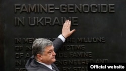 Порошенко у памятника жертвам Голодомора в Украине в Вашингтоне