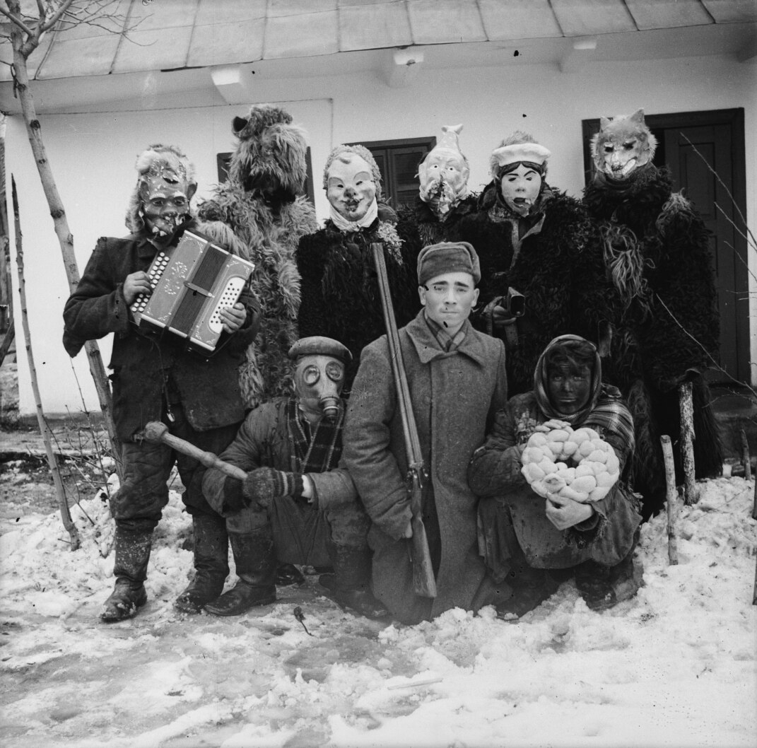 Жизнь глазами сельского фотографа. На чердаке заброшенного дома в Молдове  обнаружили тысячи фотографий советского периода