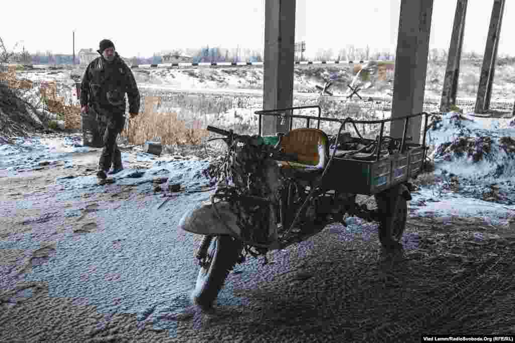 Мотоцикл одного из бойцов 93-й механизированной бригады Вооруженных сил Украины на позиции