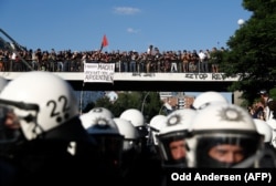 Баннер "Президент Макри, не продавай Аргентину", развернутый во время акции "Добро пожаловать в ад" против саммита G20 в Гамбурге в июле 2017 года