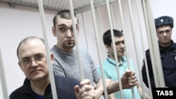 Сергей Кривов, Степан Зимин и Андрей Барабанов (слева направо), обвиняемые по делу о массовых беспорядках на Болотной площади 6 мая 2012 года, во время слушаний в Замоскворецком суде