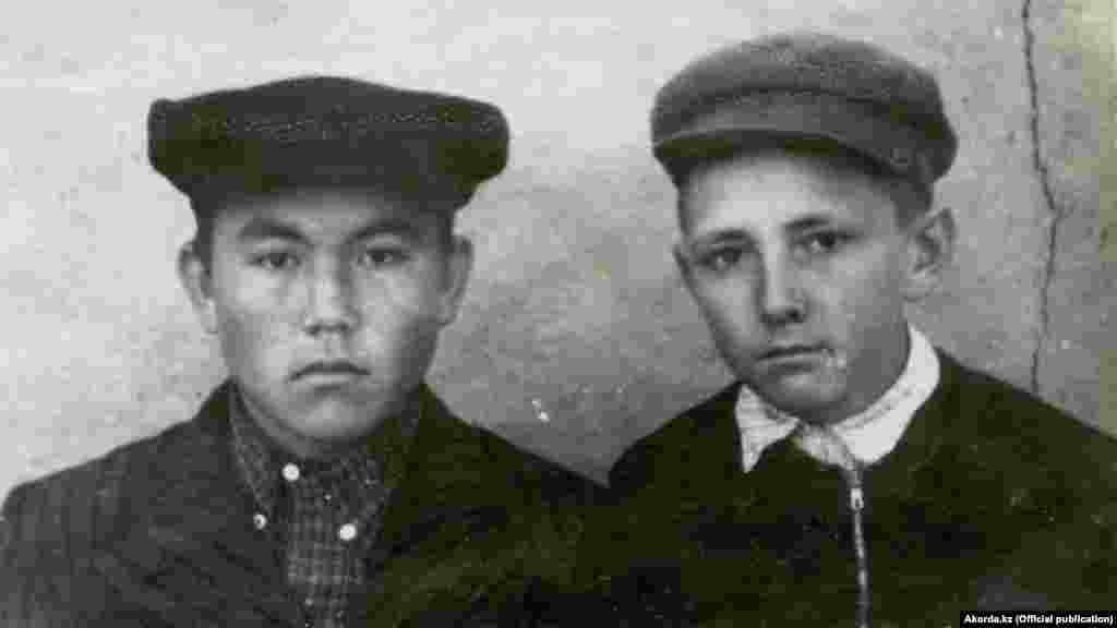 В советском школьнике в кепке-&quot;аэродроме&quot; легко узнаются черты будущего президента Казахстана Нурсултана Назарбаева (слева). Фото сделано в 1950-е годы
