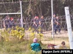 Стена на границе Венгрии и Сербии. Дети находятся на сербской стороне