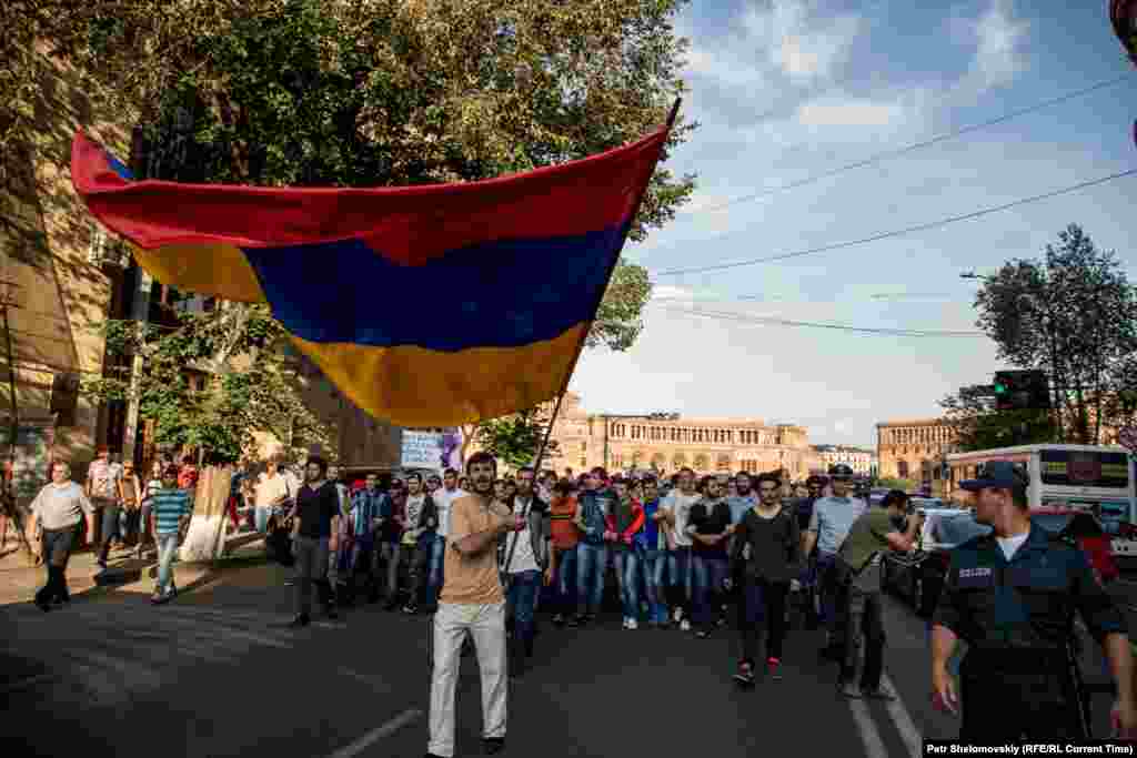 Фото от 26 июня с одной из улиц Еревана, где протестующие блокировали проезжую часть