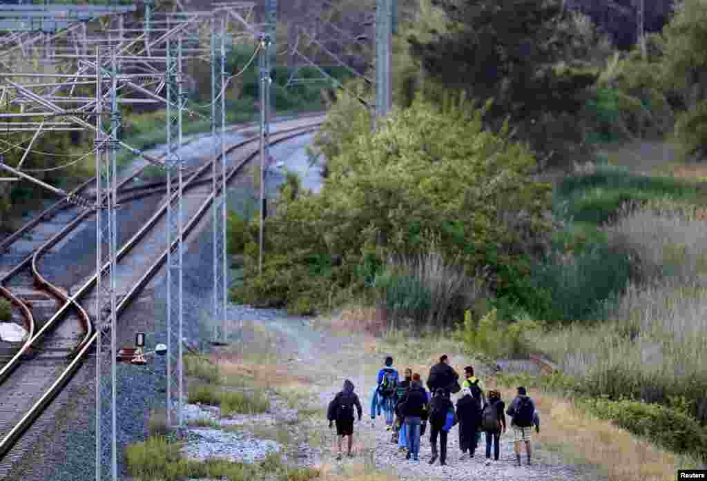 Сирийские иммигранты идут по железной дороге в сторону греко-македонской границы, чтобы бежать на территорию Македонии &nbsp;