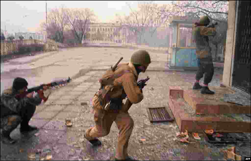 Чеченские сепаратисты во время уличной перестрелки