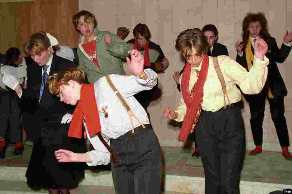 На фото &ndash; молодые люди танцуют на московском Арбате, 1988 год