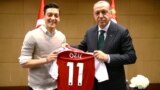 Озил, Эрдоган и расизм: как развивался крупнейший скандал в футбольной Германии за последние годы