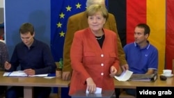 Ангела Меркель голосует в Берлине. Никаких заявлений бундесканцлер делать не стала