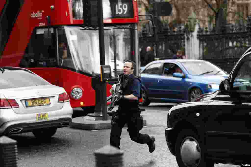 Вооруженная полиция перед зданием британского парламента