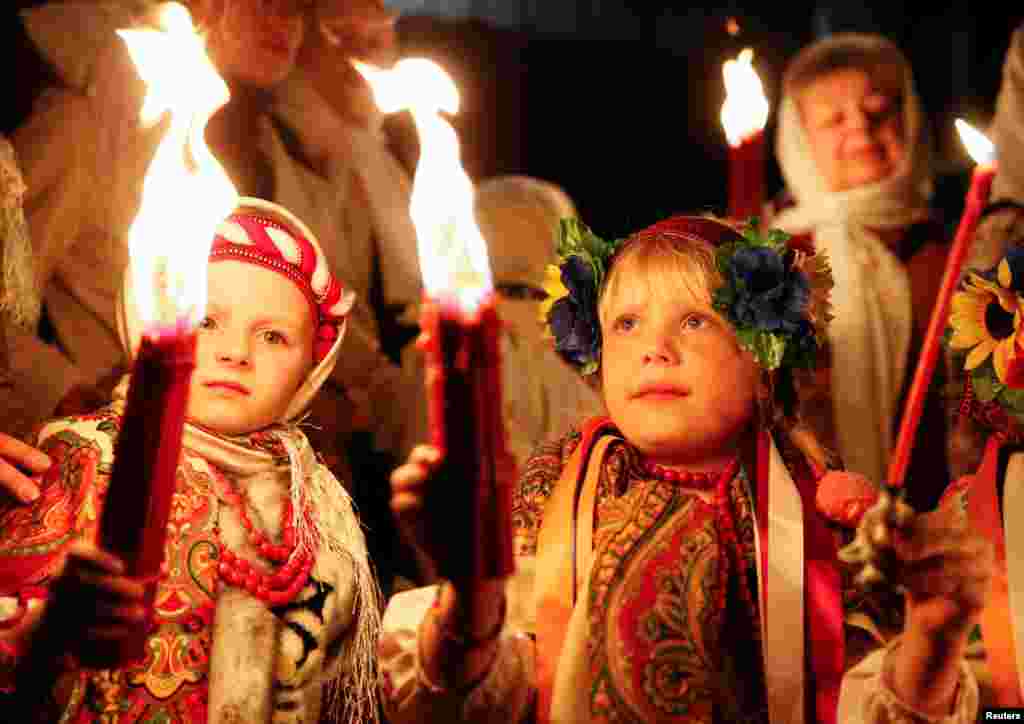 На фото &ndash; киевские прихожане православной церкви в национальных костюмах