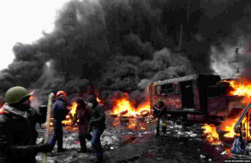 В ночь на 22 января 2014 года на Майдане от огнестрельных&nbsp;ранений&nbsp;погибли два человека