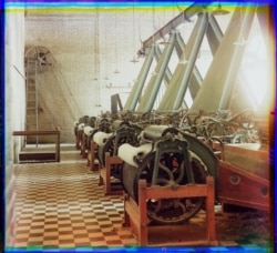 Прядильные станки хлопчатобумажной фабрики, расположенной, по-видимому, в Ташкенте