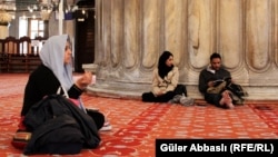 Посетители мечети Айя-София в Стамбуле