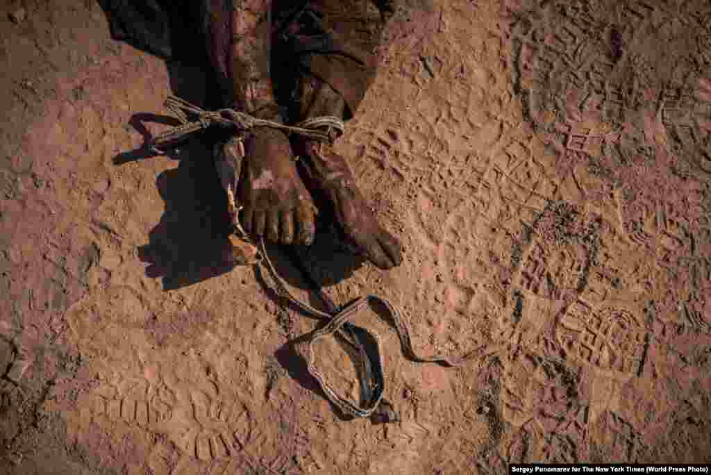 Второй приз в категории &quot;Новости&quot;. Тело убитого иракца в братской могиле в городе Хаммам-эль-Алил на севере Ирака. Фото &ndash; Сергей Пономарев