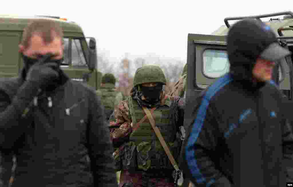 Российский военные часто прикрывались гражданскими активистами, 4 марта 2014 года