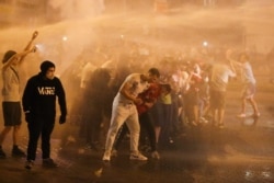 Силовики поливают демонстрантов из водомета. 9-10 августа