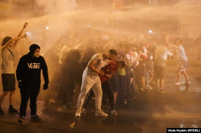 Силовики поливают демонстрантов из водомета. 9-10 августа