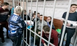 Бывшие сотрудники ИК-1, обвиняемые в избиении Евгения Макарова, на скамье подсудимых. Фото: ТАСС