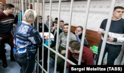 Бывшие сотрудники ИК-1, обвиняемые в избиении Евгения Макарова, на скамье подсудимых. Фото: ТАСС
